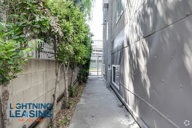 Building Photo - 6734 Independence Ave Unit 102D Rental