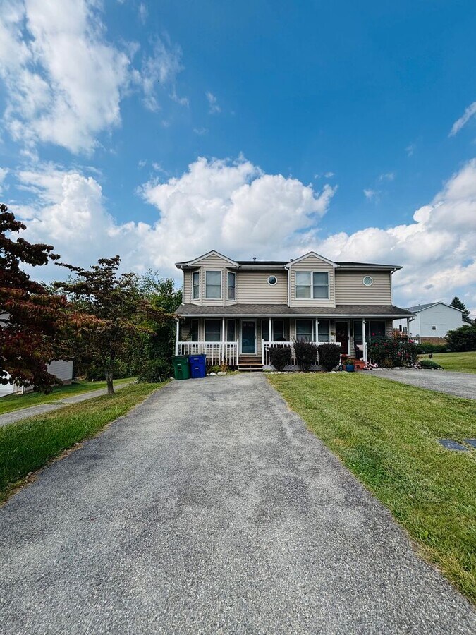 Photo - 535 Kamran Dr NW