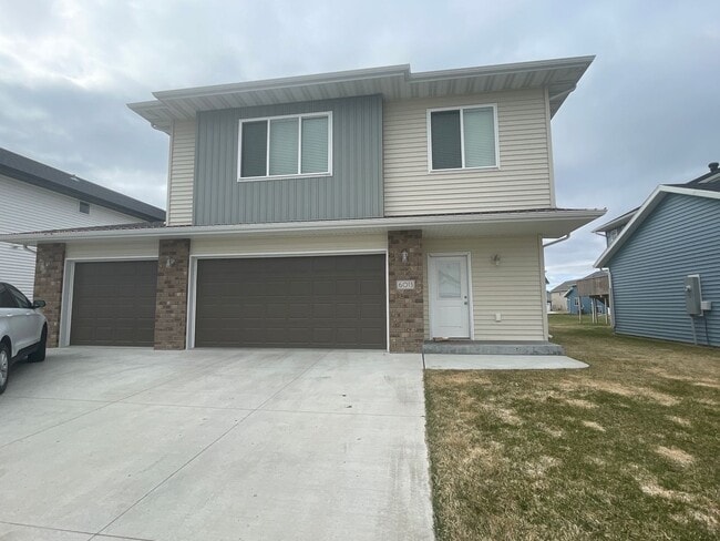 Building Photo - 4-bedroom, 3-bathroom Horace Single-Family Home w/ 3 Stall Garage