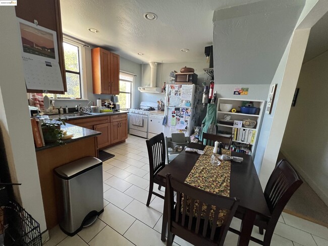 Photo - 900 Everett Ave