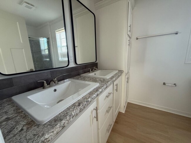 Photo - 4208 Queens Way