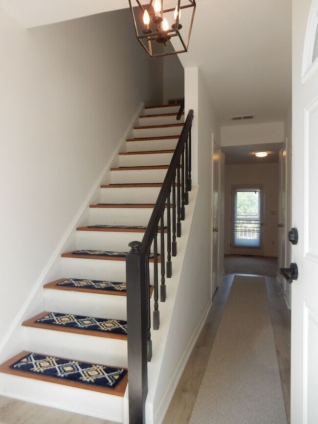 Lovely 3 BR townhome with amenities & conv... Townhome Rental in Cave