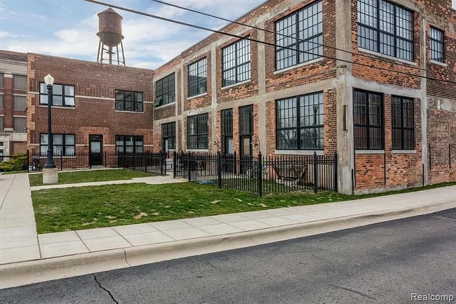 Building Photo - 5766 Trumbull St Unit 204