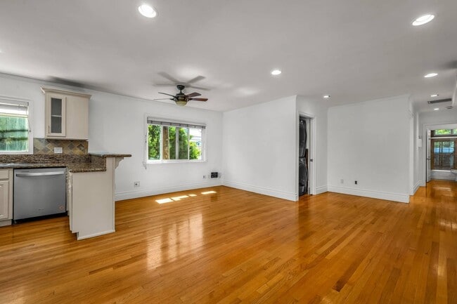 Photo - 815 Broadway St