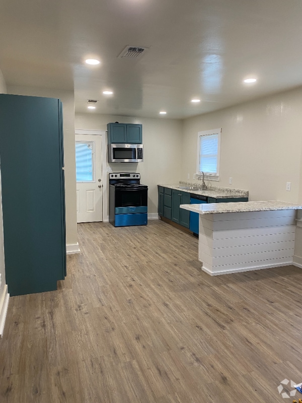 Building Photo - 508 W 6th St Rental