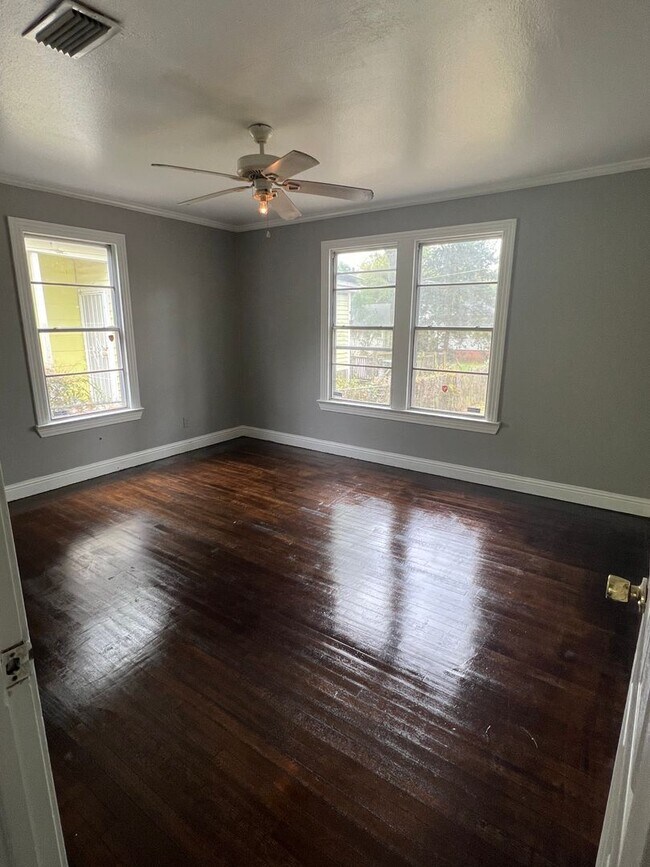 Photo - 231 E Wyandotte St