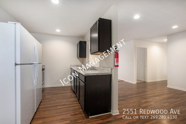 Photo - 2551 Redwood Ave