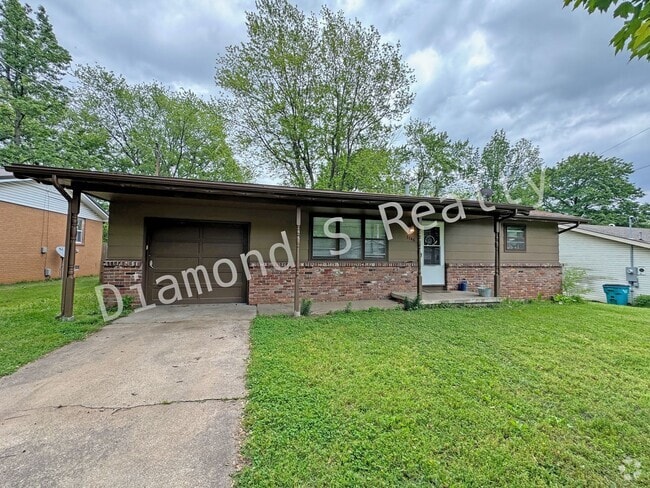 Building Photo - Three Bedroom Home for Lease - Park-like b...