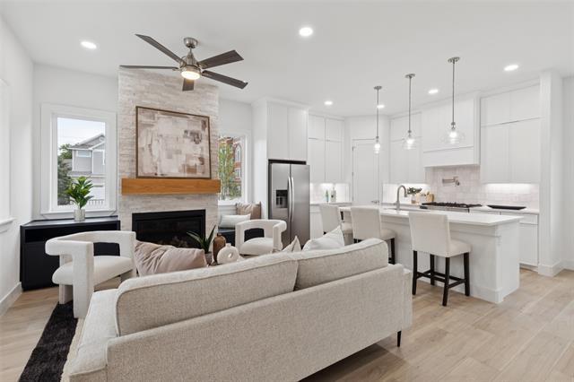 Building Photo - 1000 W 10th St