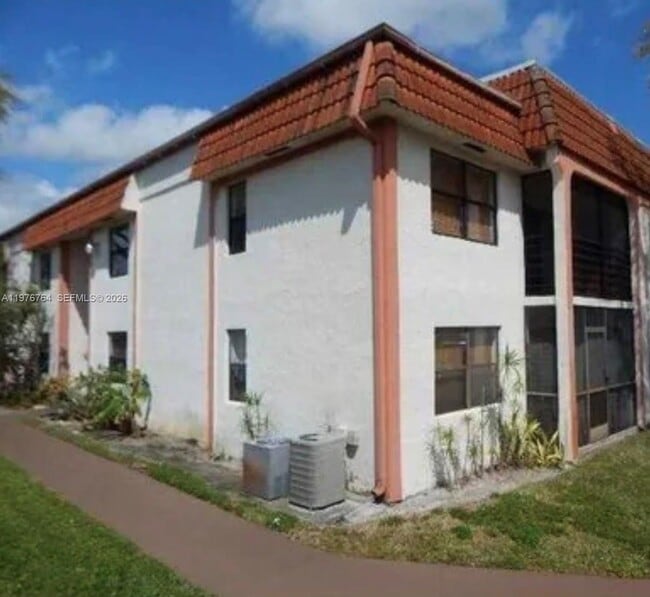 Building Photo - 851 NE 207th Terrace Unit 6-103