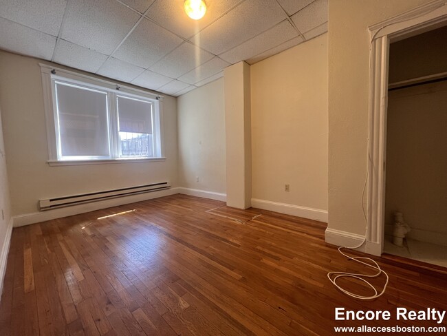 77 Chiswick Rd Unit 2