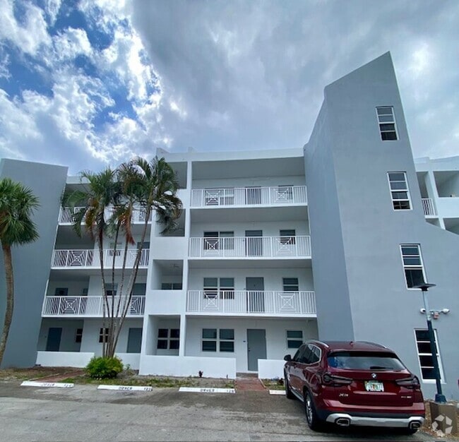 Building Photo - Great Condo in Pompano Beach Just West of ...