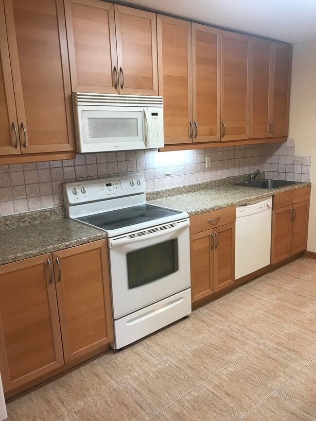 10 Pine Cluster Cir Condo Unit J Condo for Rent in Manalapan, NJ