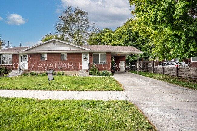 Photo - 141 N Center St House