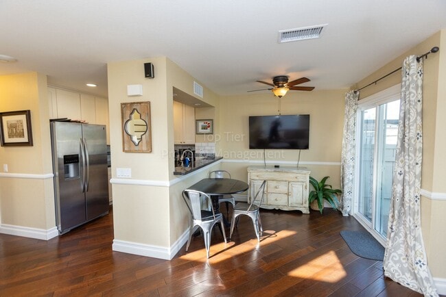 Photo - Beautiful 3 bed / 2.5 bath / 1,150 sqft Town Home in walking distance to Vista Village