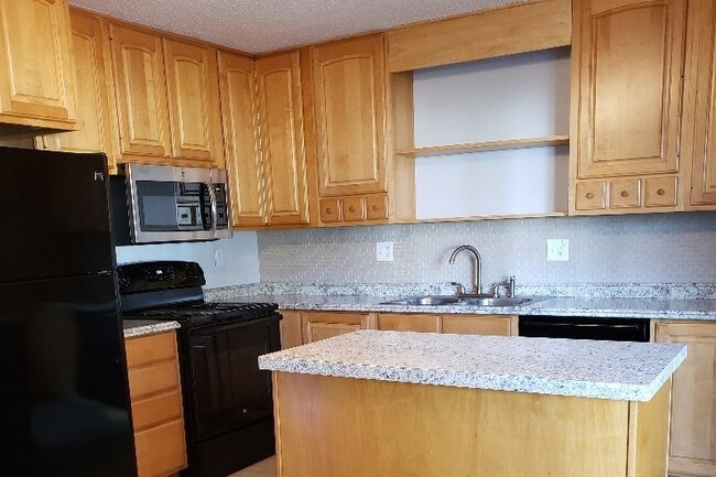 EAT IN KITCHEN - 2087 Oak Meadow Cir Townhome
