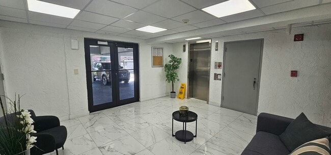 Photo - 2500 SW 6th St Unidad 402