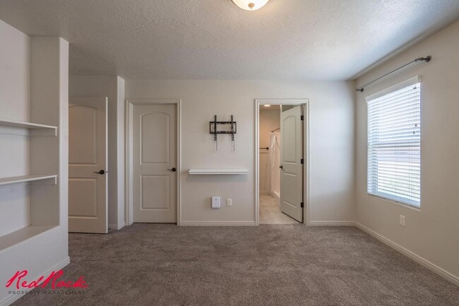 Photo - Charming 3 bedroom Townhome. 2 Community Pools!