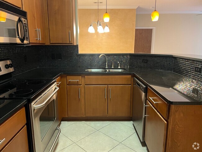 Building Photo - Upgraded First Floor Condo - Estate at Wes... Unit 206