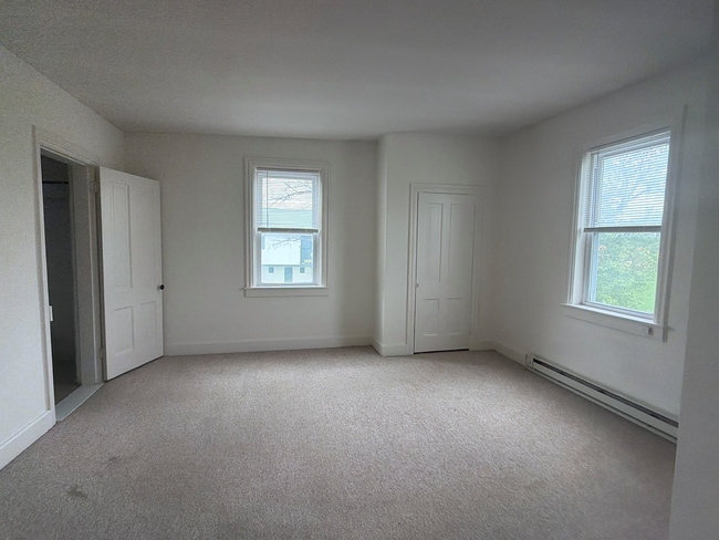 Master Bedroom (14'6" x 14'6") - 1334 S York St