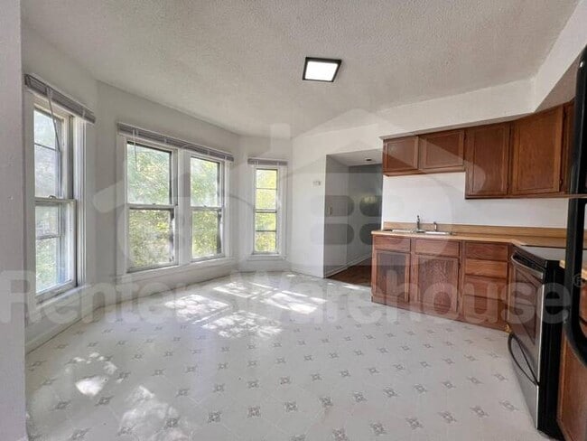 Photo - Spacious 2 Bedroom Duplex