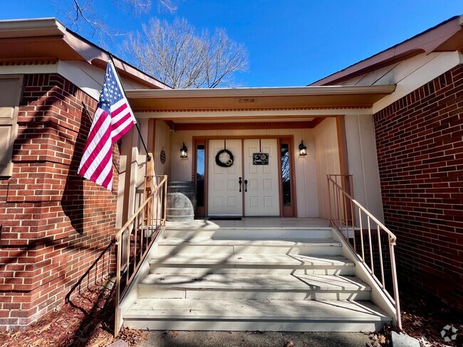 Building Photo - Beautiful Brick Ranch in the Stratford Cha... Rental