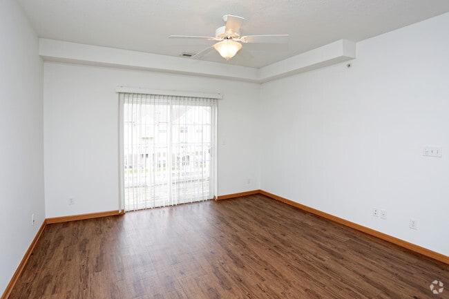 1BR, 1BA - 730 SF - Living Room