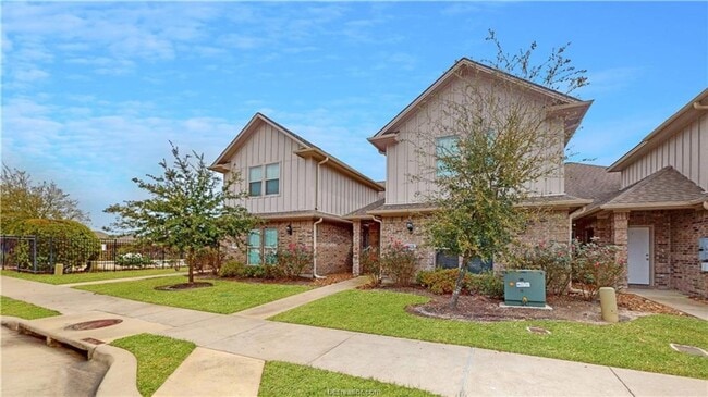 Photo - 4 Bed, 4 Bath University Heights Townhome for August 2026 Move In!