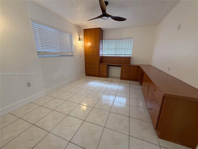 Photo - 2565 W 56th St Unidad 101