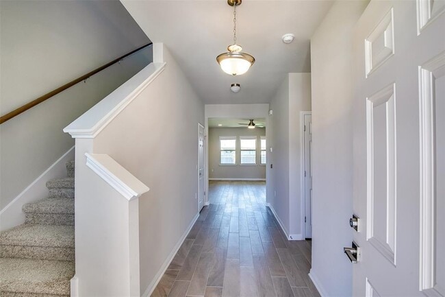 Photo - 837 Falkland Trace