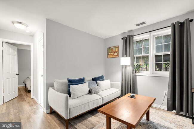 Living room - 732 5th St SE Unit #1