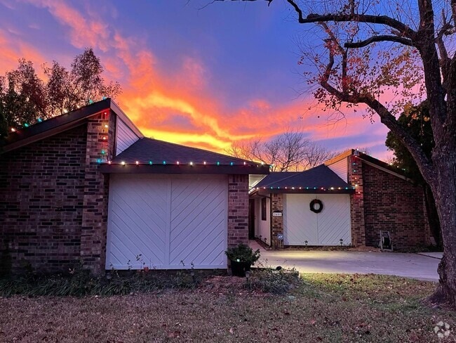 Charming fully furnished home with garage and cozy curb appeal. Move-in ready. - 2401 Thistle Ct Rental