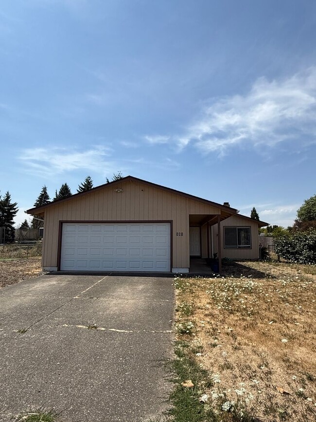 Building Photo - Charming 3-Bedroom, 2-Bathroom with Large ... Rental