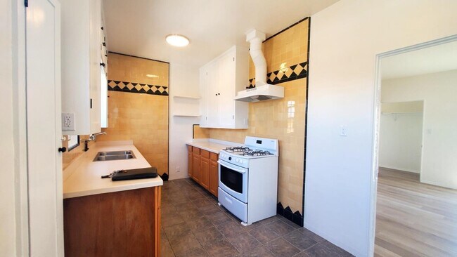 Photo - 1212 - 1218 S Harvard Blvd