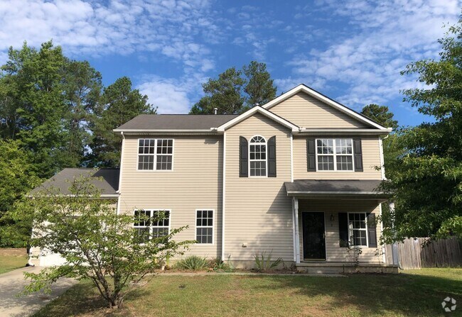 Building Photo - Spacious 3 bedroom home with huge fenced i...