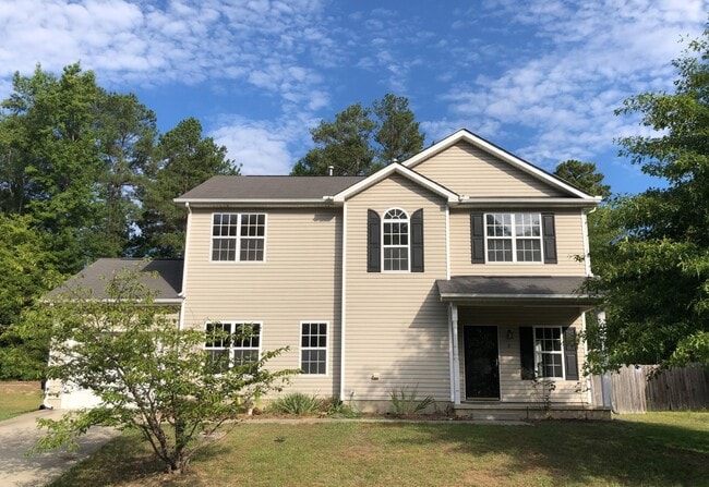Spacious 3 bedroom home with huge fenced i... - Spacious 3 bedroom home with huge fenced i...