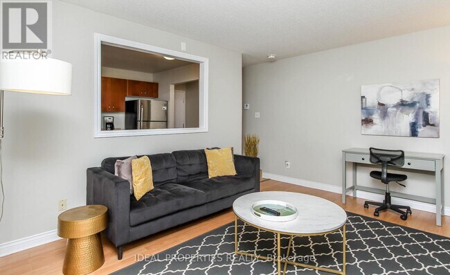 Photo - 276 Carruthers Ave