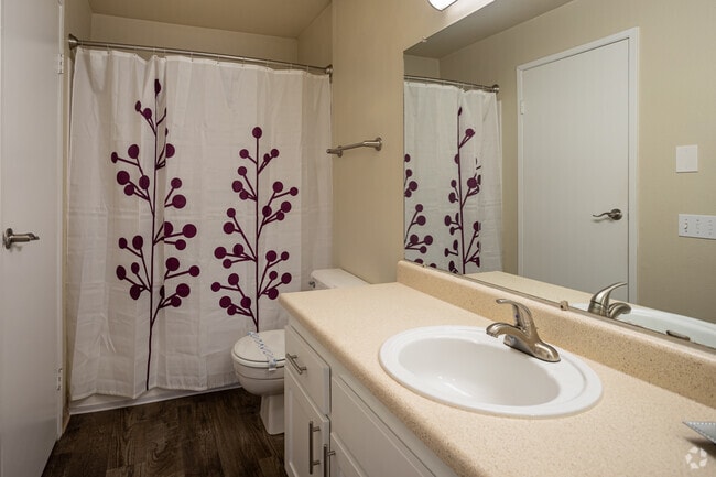 1BR, 1BA - 775SF