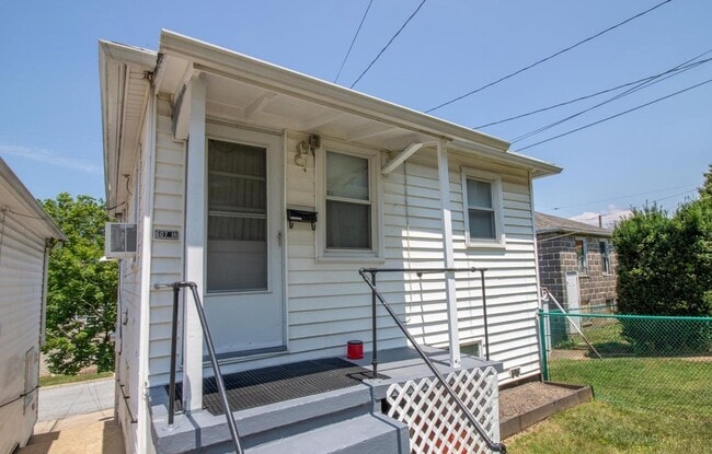Building Photo - 607 W Broadway Unit Rear Top #1R Rental