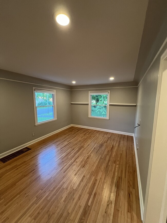 Photo - 7314 James Ave S