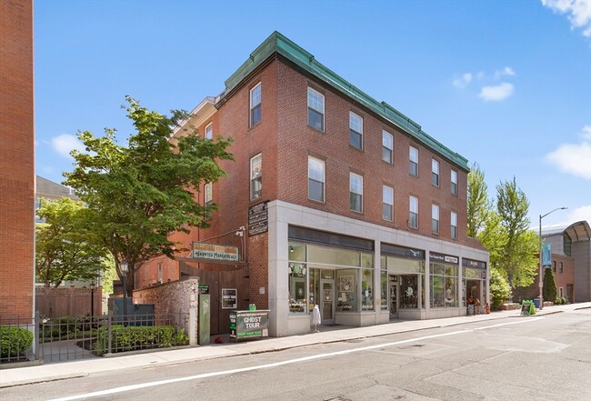 Building Photo - 131 Essex St Unit 33