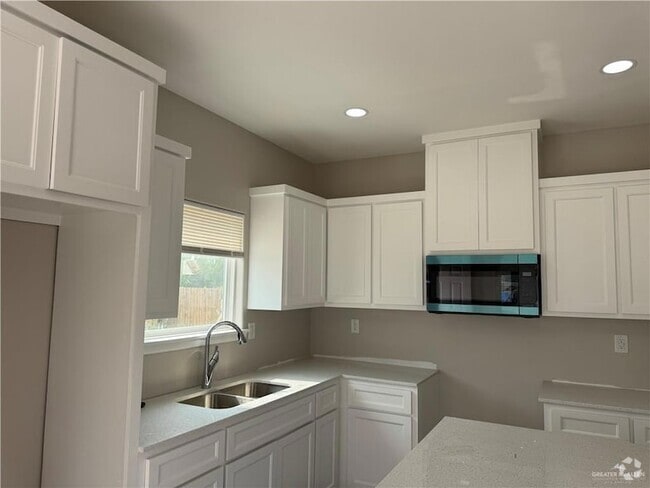Building Photo - 1604 Canelo Dr Unit 3 Rental