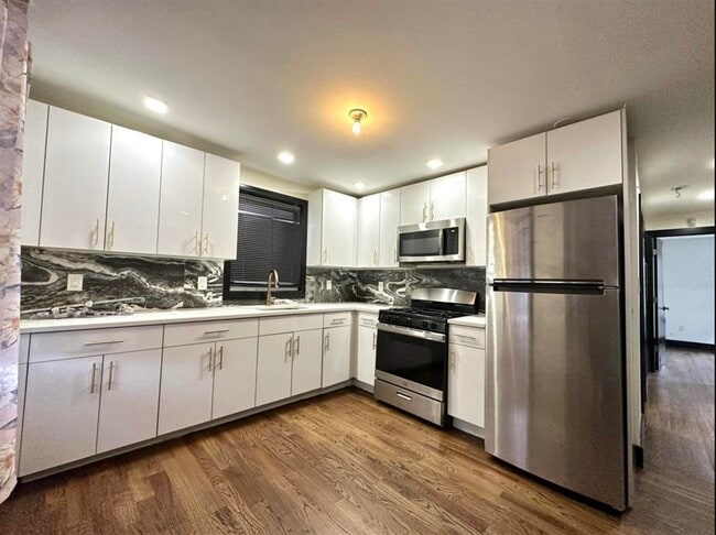 Building Photo - 75 Vroom St