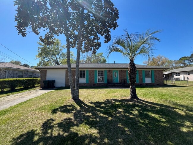 Building Photo - 4 Bedroom Home Located in Pineville Hills Community