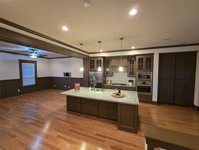Photo - 855 Mathis St