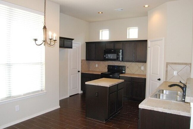 Photo - Beautiful 3 Bedroom Duplex in Grand Herita...