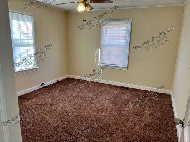 Photo - 206 Speight Ave