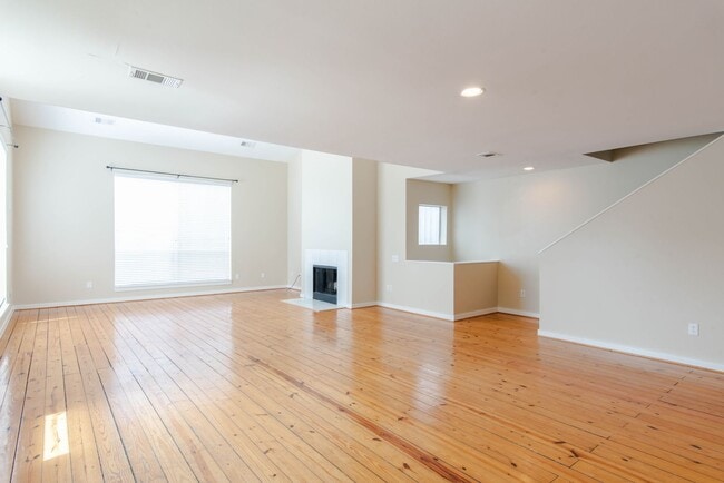 Photo - Stunning Contemporary 3-Story 3/2/2 Townho...