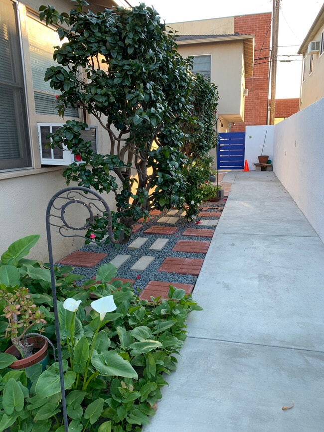 Walkway2 - 1517 Pontius Ave Unit 1517