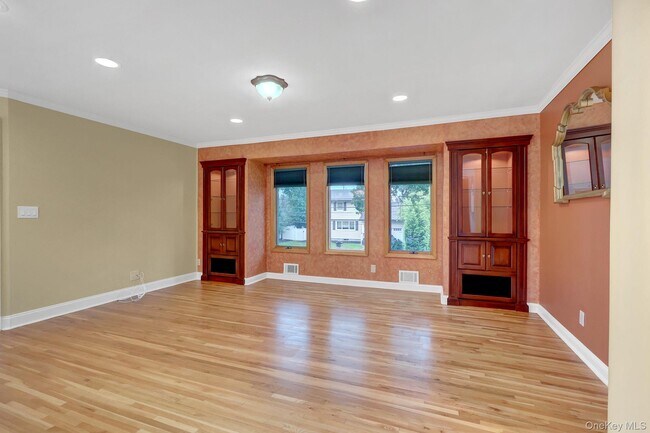 3 Crown St